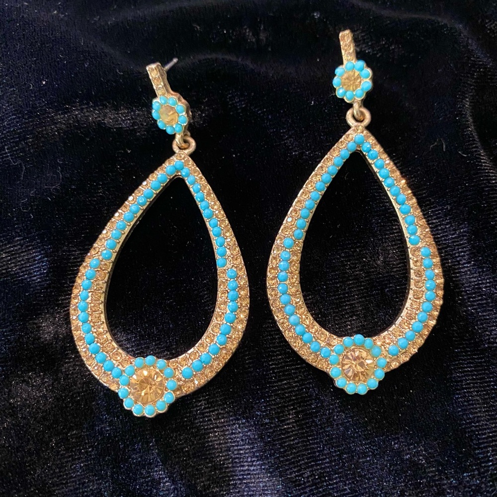 Beautiful gold teardrop shaped earrings